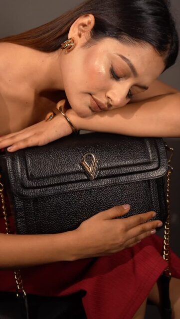 Not loud. Not flashy. Just unmistakably premium.
Vanya in genuine leather.
#genuineleather#veloriavault#slingbag#luxuryleatherbags