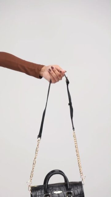 Less is everything. Genuine leather. Effortless carry. Veloria Vault.✨🖤
#luxurylifestyle#genuineleather#fashionaccessories#slingbag#VeloriaVaultbags